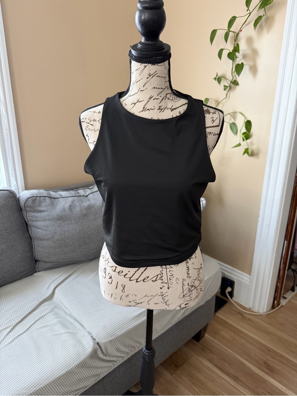 ReoRia Black High-Neck Cropped Tank Top
